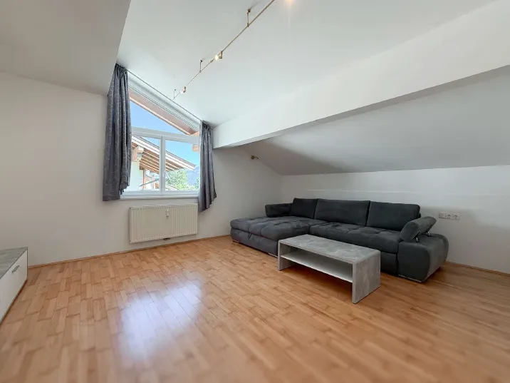 Helle Dachgeschoßwohnung mit Bergblick
