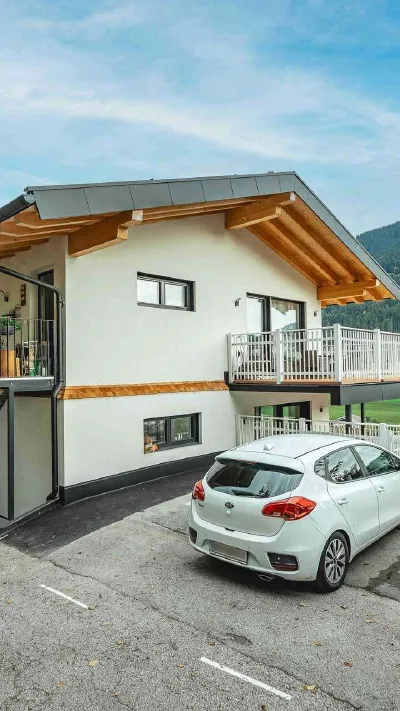 Sandro Anibas sitzt in einer luxuriösen Wohnung und schaut lächelnt von einer Zeitschrift auf