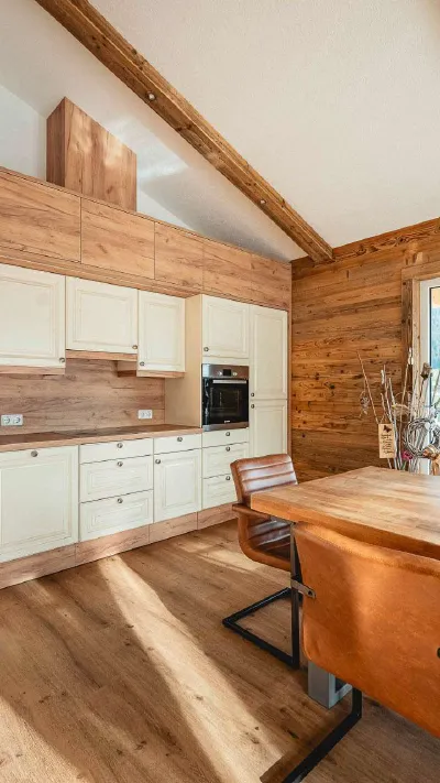 Sandro Anibas sitzt in einer luxuriösen Wohnung und schaut lächelnt von einer Zeitschrift auf