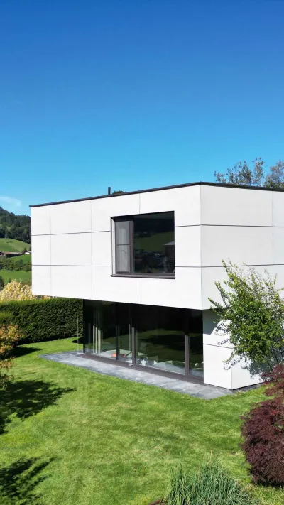 Sandro Anibas sitzt in einer luxuriösen Wohnung und schaut lächelnt von einer Zeitschrift auf