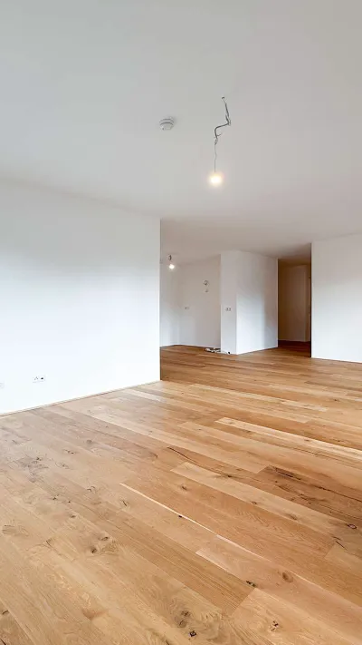 Sandro Anibas sitzt in einer luxuriösen Wohnung und schaut lächelnt von einer Zeitschrift auf