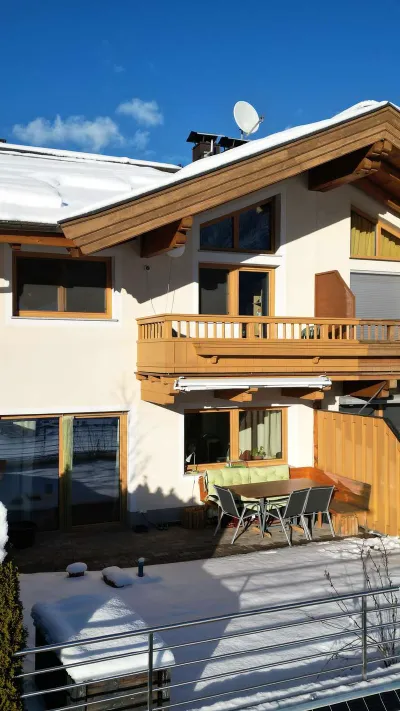 Sandro Anibas sitzt in einer luxuriösen Wohnung und schaut lächelnt von einer Zeitschrift auf