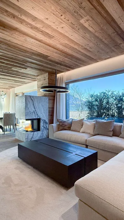 Sandro Anibas sitzt in einer luxuriösen Wohnung und schaut lächelnt von einer Zeitschrift auf