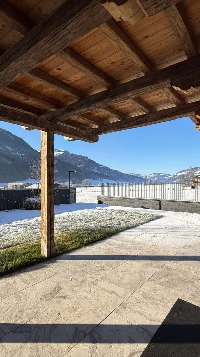 Sandro Anibas sitzt in einer luxuriösen Wohnung und schaut lächelnt von einer Zeitschrift auf