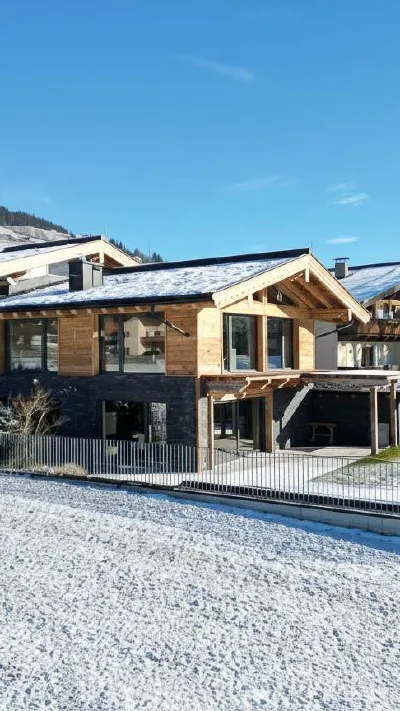 Sandro Anibas sitzt in einer luxuriösen Wohnung und schaut lächelnt von einer Zeitschrift auf