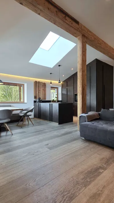 Sandro Anibas sitzt in einer luxuriösen Wohnung und schaut lächelnt von einer Zeitschrift auf