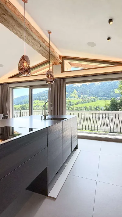 Sandro Anibas sitzt in einer luxuriösen Wohnung und schaut lächelnt von einer Zeitschrift auf