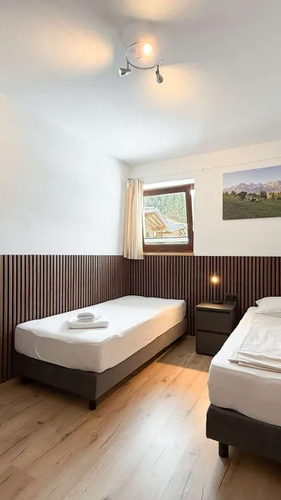 Sandro Anibas sitzt in einer luxuriösen Wohnung und schaut lächelnt von einer Zeitschrift auf
