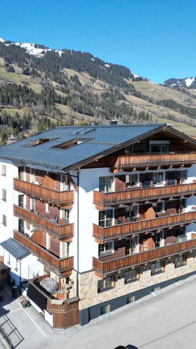 Sandro Anibas sitzt in einer luxuriösen Wohnung und schaut lächelnt von einer Zeitschrift auf