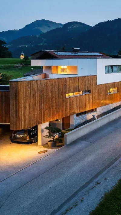 Sandro Anibas sitzt in einer luxuriösen Wohnung und schaut lächelnt von einer Zeitschrift auf