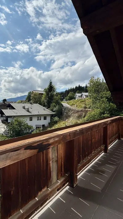 Sandro Anibas sitzt in einer luxuriösen Wohnung und schaut lächelnt von einer Zeitschrift auf