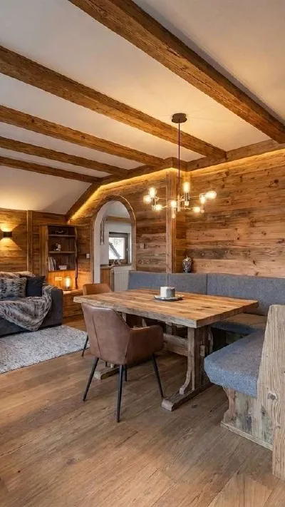 Sandro Anibas sitzt in einer luxuriösen Wohnung und schaut lächelnt von einer Zeitschrift auf