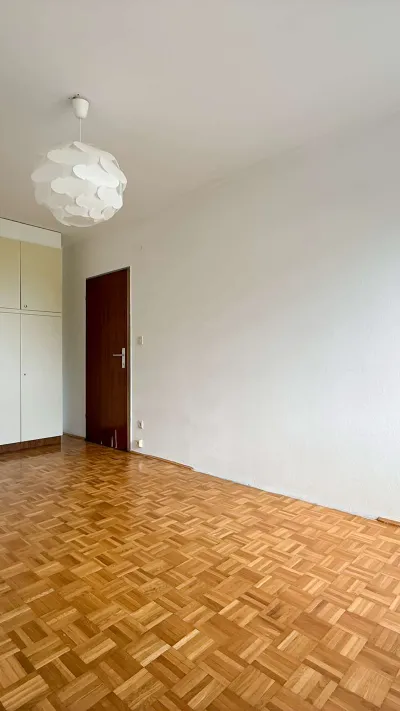Sandro Anibas sitzt in einer luxuriösen Wohnung und schaut lächelnt von einer Zeitschrift auf