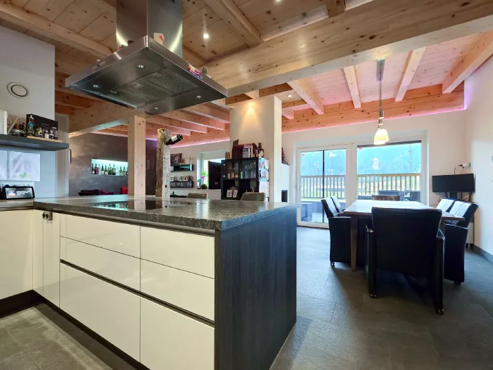 Dachgeschoss-Maisonette in Sonnenlage mit Bergblick