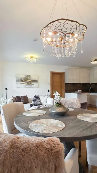 Sandro Anibas sitzt in einer luxuriösen Wohnung und schaut lächelnt von einer Zeitschrift auf