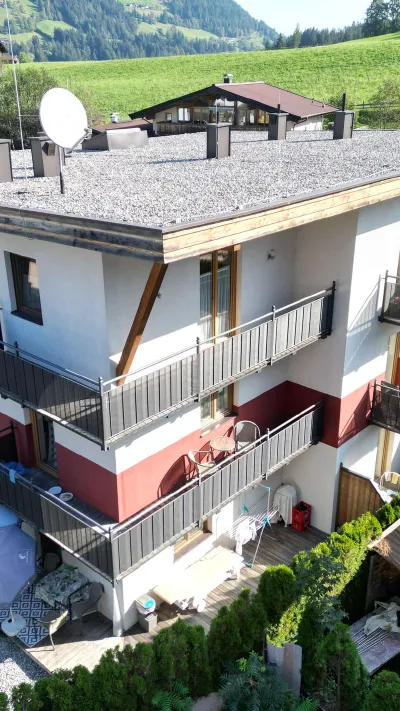 Sandro Anibas sitzt in einer luxuriösen Wohnung und schaut lächelnt von einer Zeitschrift auf