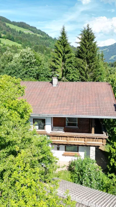 Sandro Anibas sitzt in einer luxuriösen Wohnung und schaut lächelnt von einer Zeitschrift auf