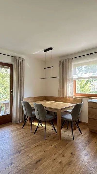 Sandro Anibas sitzt in einer luxuriösen Wohnung und schaut lächelnt von einer Zeitschrift auf