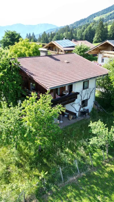 Sandro Anibas sitzt in einer luxuriösen Wohnung und schaut lächelnt von einer Zeitschrift auf