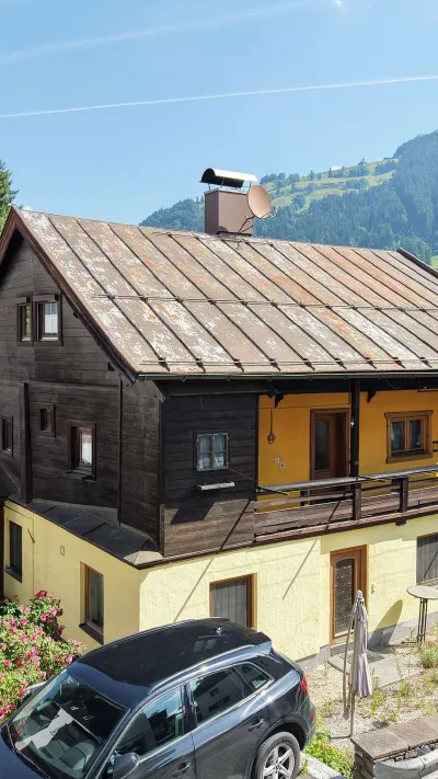 Sandro Anibas sitzt in einer luxuriösen Wohnung und schaut lächelnt von einer Zeitschrift auf