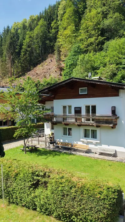 Sandro Anibas sitzt in einer luxuriösen Wohnung und schaut lächelnt von einer Zeitschrift auf