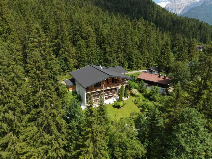 Mehrfamilienhaus mit Blick auf die Steinberge