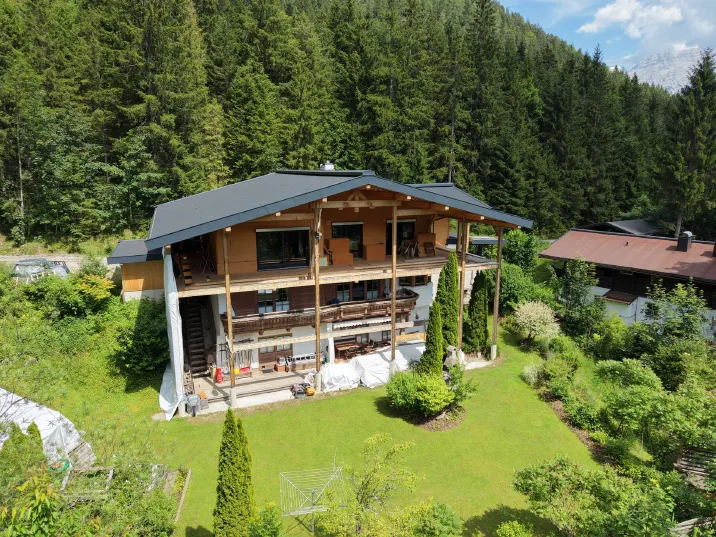 Mehrfamilienhaus mit Blick auf die Steinberge