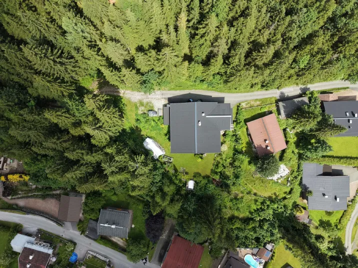 Mehrfamilienhaus mit Blick auf die Steinberge