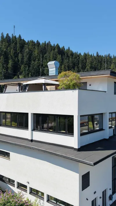 Sandro Anibas sitzt in einer luxuriösen Wohnung und schaut lächelnt von einer Zeitschrift auf