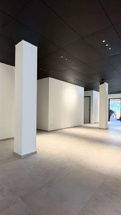 Sandro Anibas sitzt in einer luxuriösen Wohnung und schaut lächelnt von einer Zeitschrift auf
