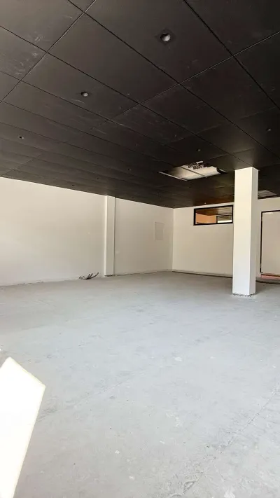 Sandro Anibas sitzt in einer luxuriösen Wohnung und schaut lächelnt von einer Zeitschrift auf