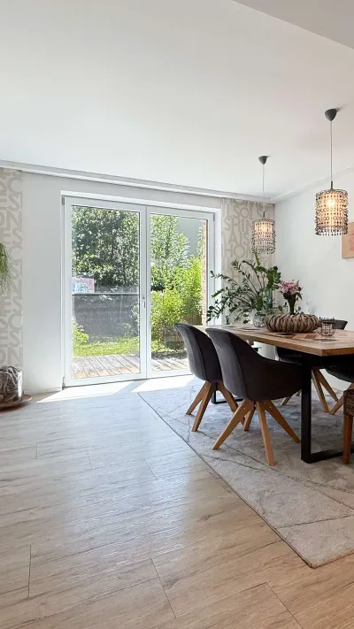 Sandro Anibas sitzt in einer luxuriösen Wohnung und schaut lächelnt von einer Zeitschrift auf